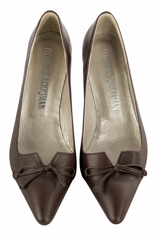 Dark brown women's dress pumps, with a knot on the front. Tapered toe. Medium slim heel. Top view - Florence KOOIJMAN